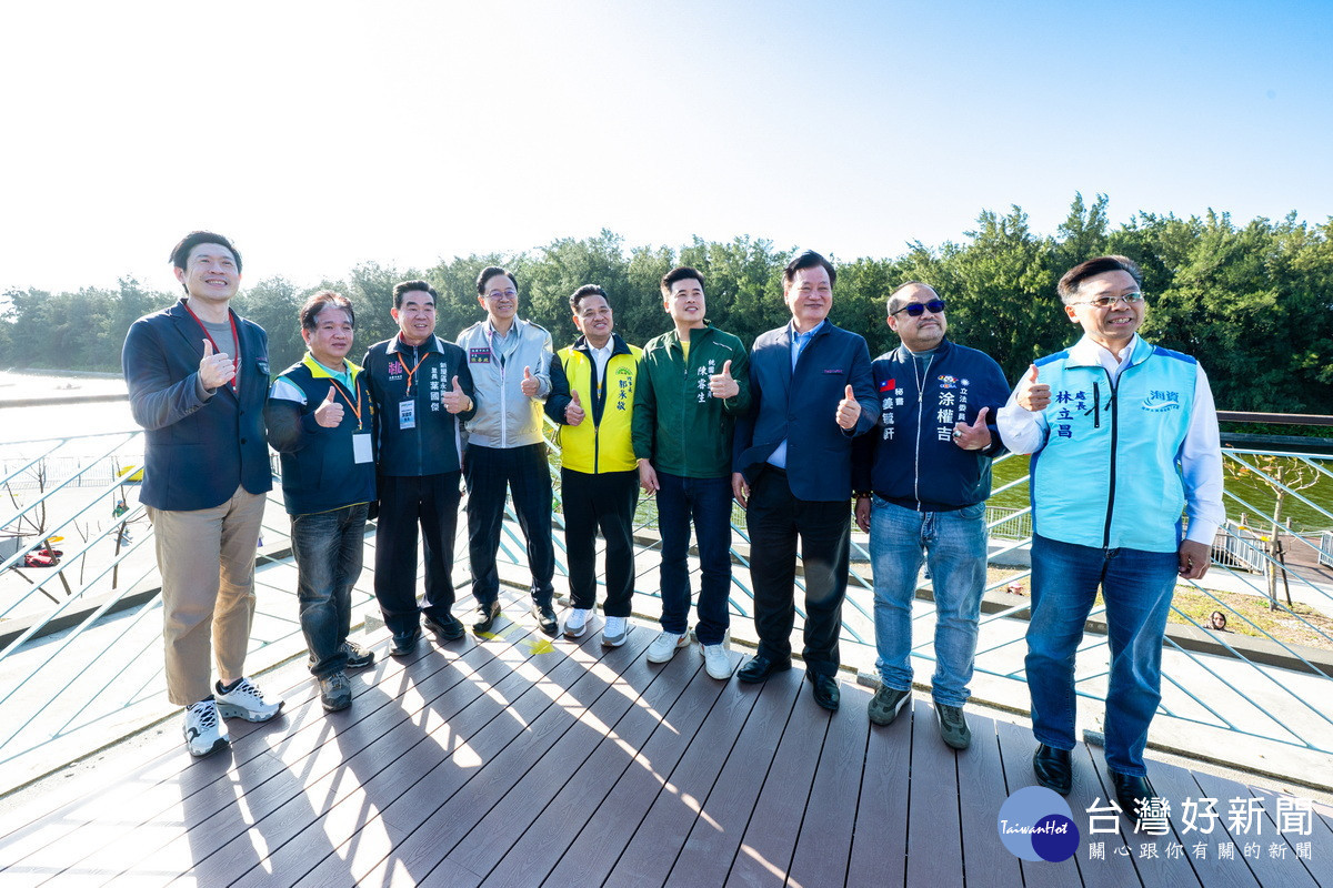 桃園市長張善政視察永安漁港北岸建設成果合影。<br />