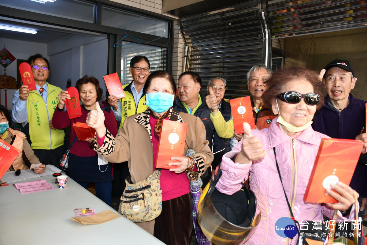 林世賢市長在光南里辦公處發放春節敬老禮金大家領得笑呵呵。圖／彰化市公所提供
