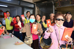 林世賢市長在光南里辦公處發放春節敬老禮金大家領得笑呵呵。圖／彰化市公所提供