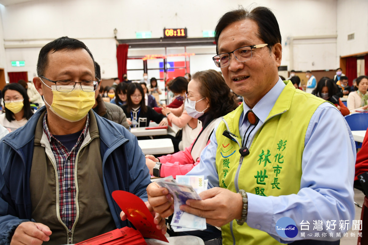 林世賢市長協助點鈔。圖/彰化市公所提供