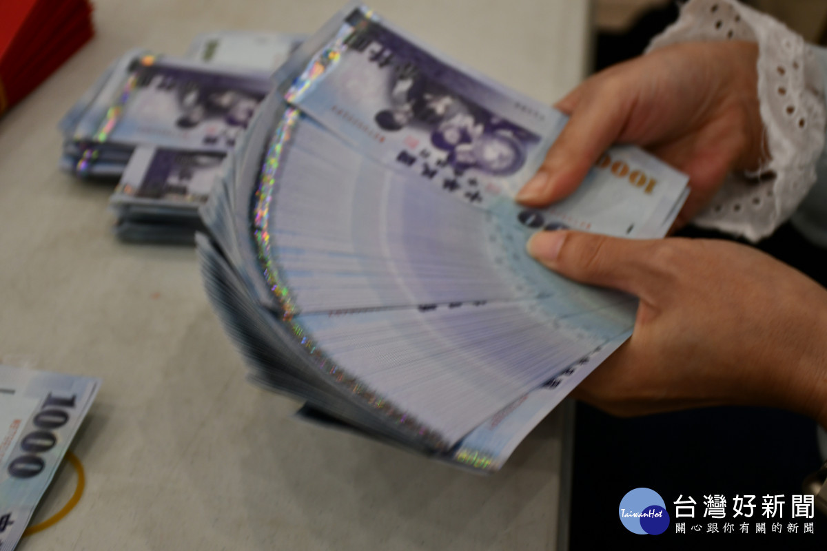有點鈔經驗的工作人員熟練地點鈔。圖/彰化市公所提供