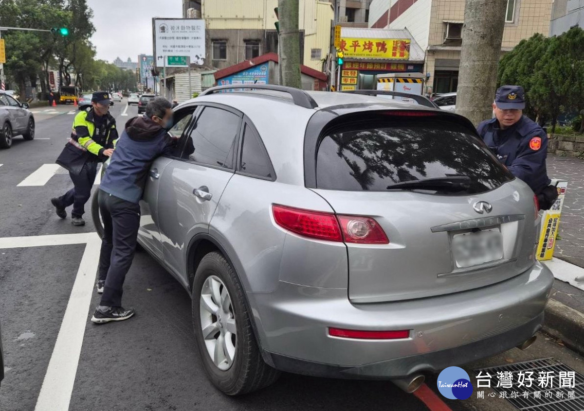 愛車拋錨路中,龍潭巡警即時伸援解圍。