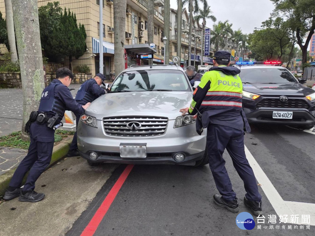 愛車拋錨路中,龍潭巡警即時伸援解圍。