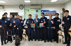 桃園市政府警察局局長廖恆裕前往刑警大隊警犬隊進行慰問。
