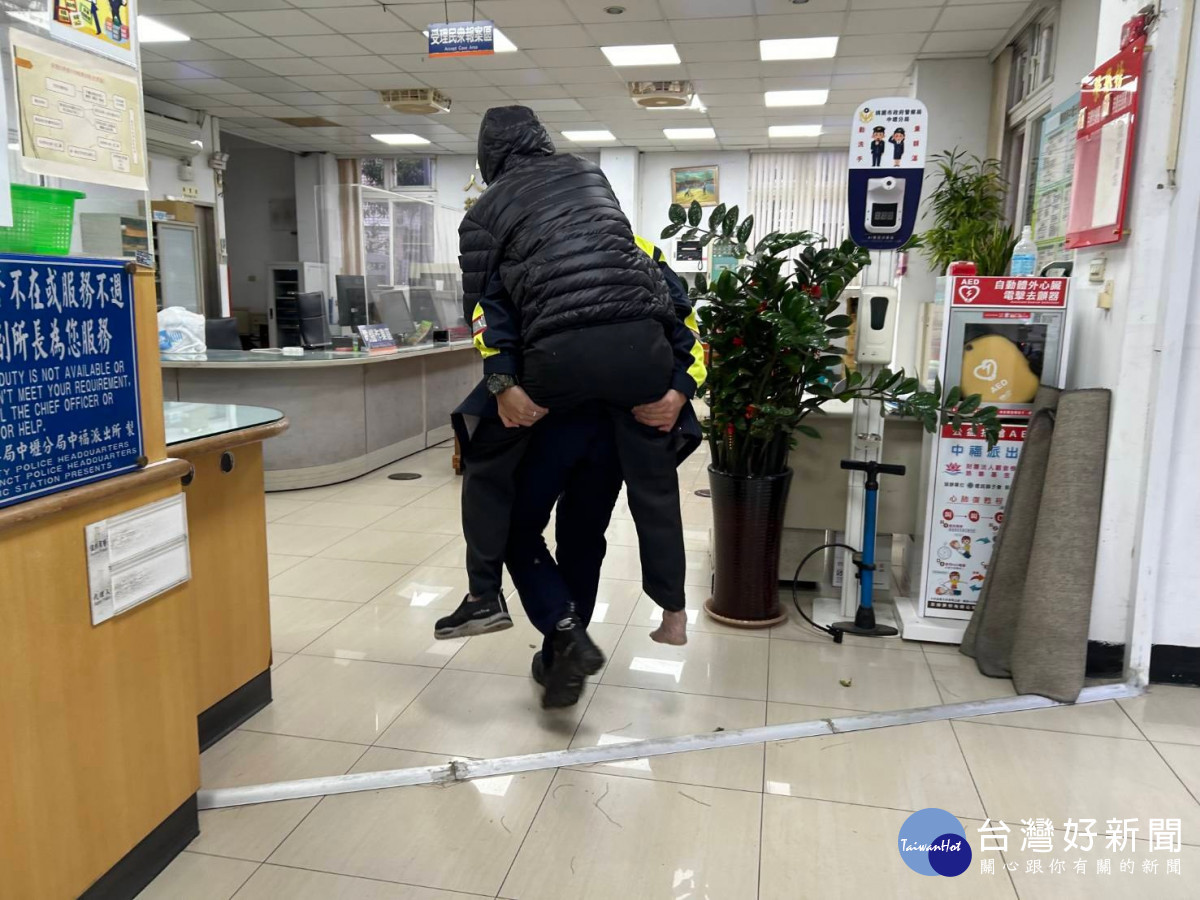 中壢暖警寒夜背起90歲迷途長者，耐心協助平安返家。