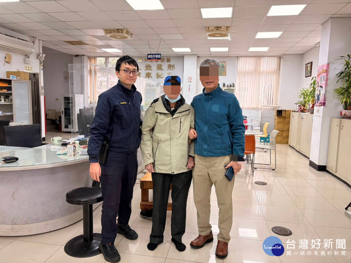 中壢暖警寒夜背起90歲迷途長者，耐心協助平安返家。