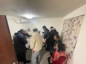 巷口廟宇當掩護、專車接送躲查緝， 平鎮警縝密布線瓦解賭場。