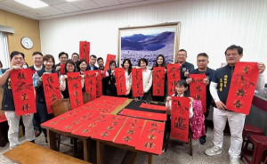 黃佳恬議員服務處邀書法大師現場揮毫 。林重鎣