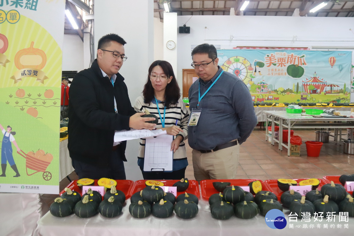 評審分組討論評鑑。(記者扶小萍攝)