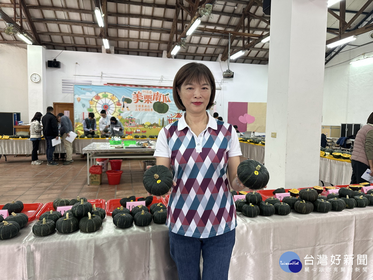 林莞琦主任強調小果美味品質絕不輸大果。(記者扶小萍攝)