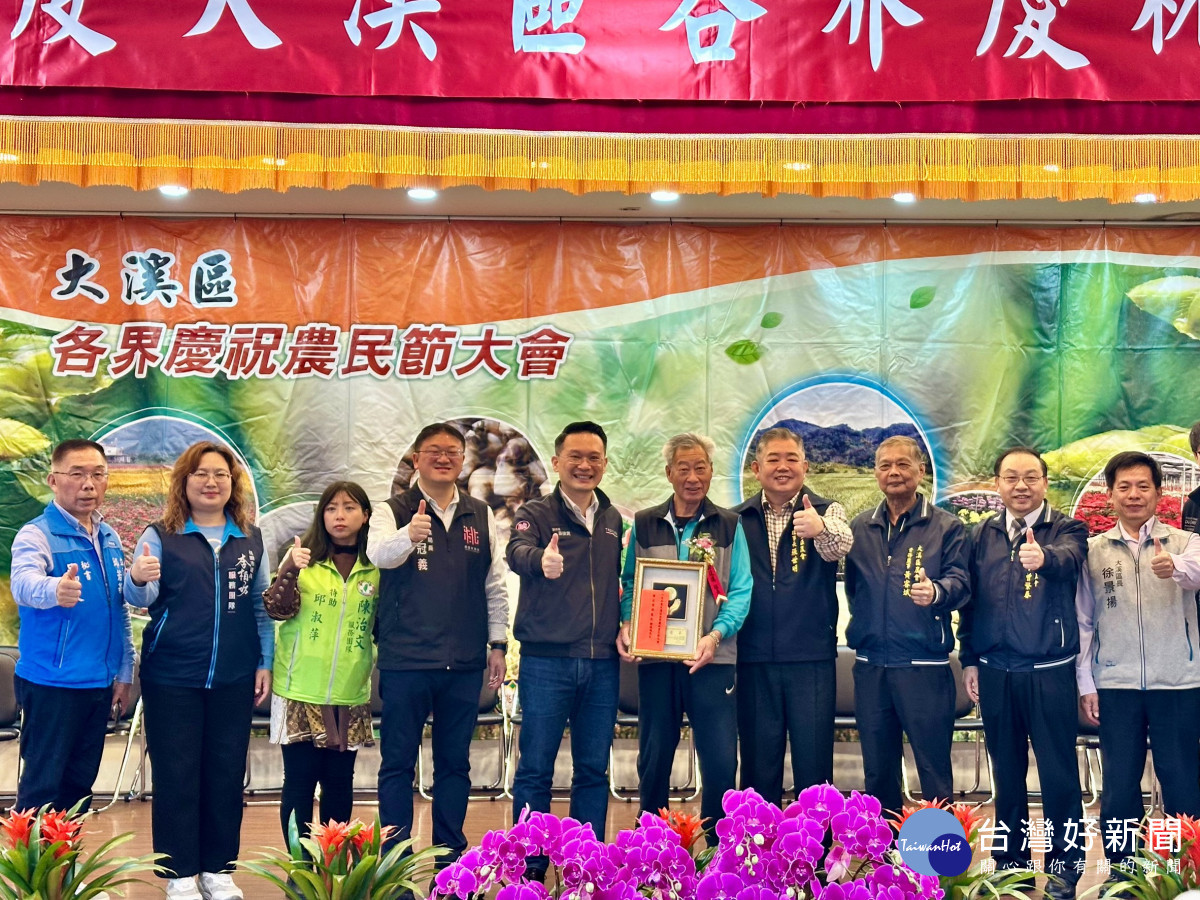 大溪農民節副市長蘇俊賓表揚績優農友。