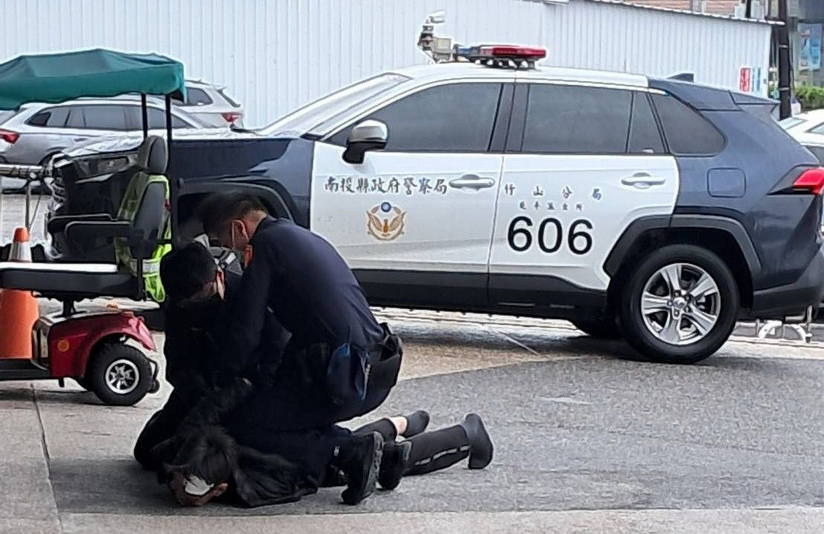 男子拒絕配合被警方壓制送派出所究辦。（東華醫院提供）