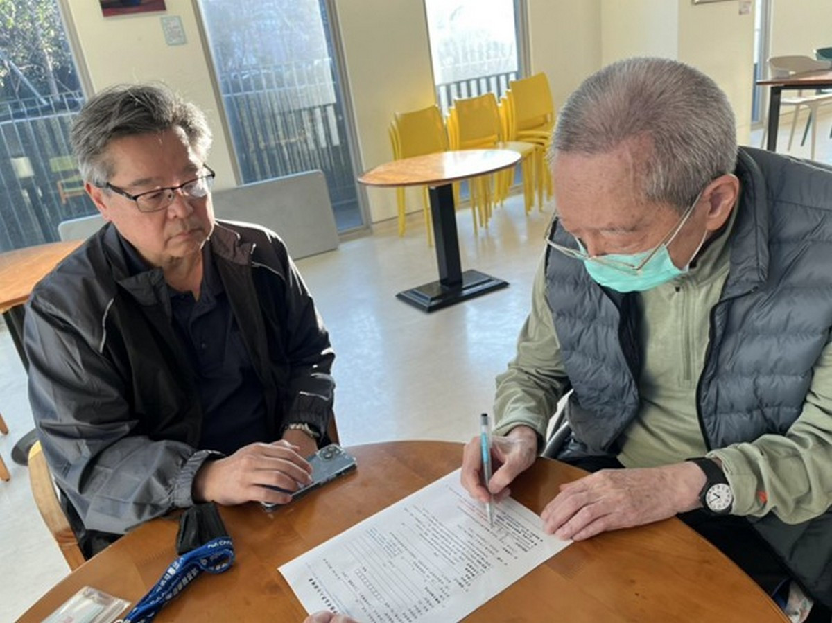 114年12月16日袁頌西校長親筆簽署「暨大接受各界人士捐贈單」。（暨大提供）