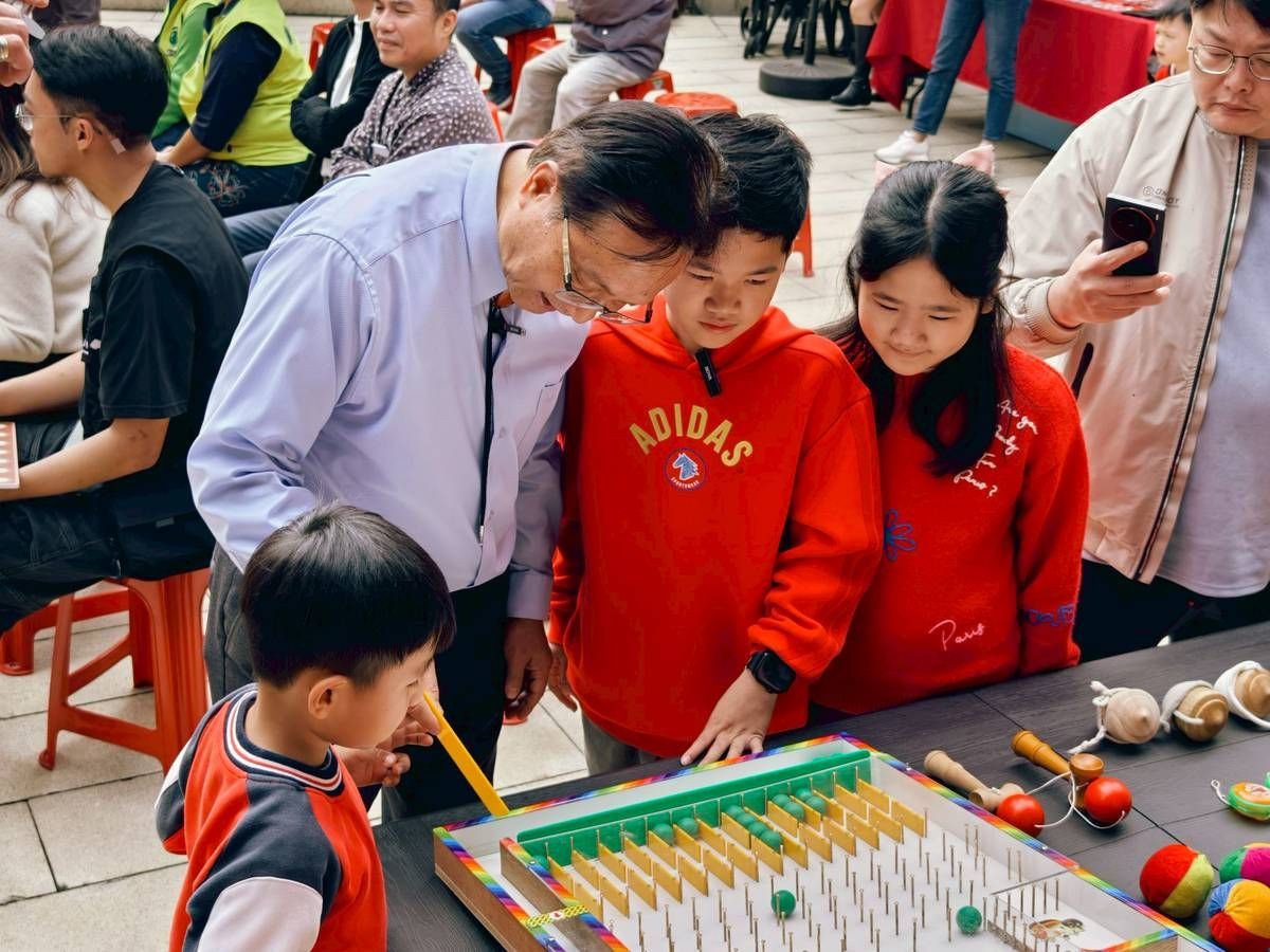 林世賢市長和小朋友玩彈珠童玩。圖／彰化市公所提供