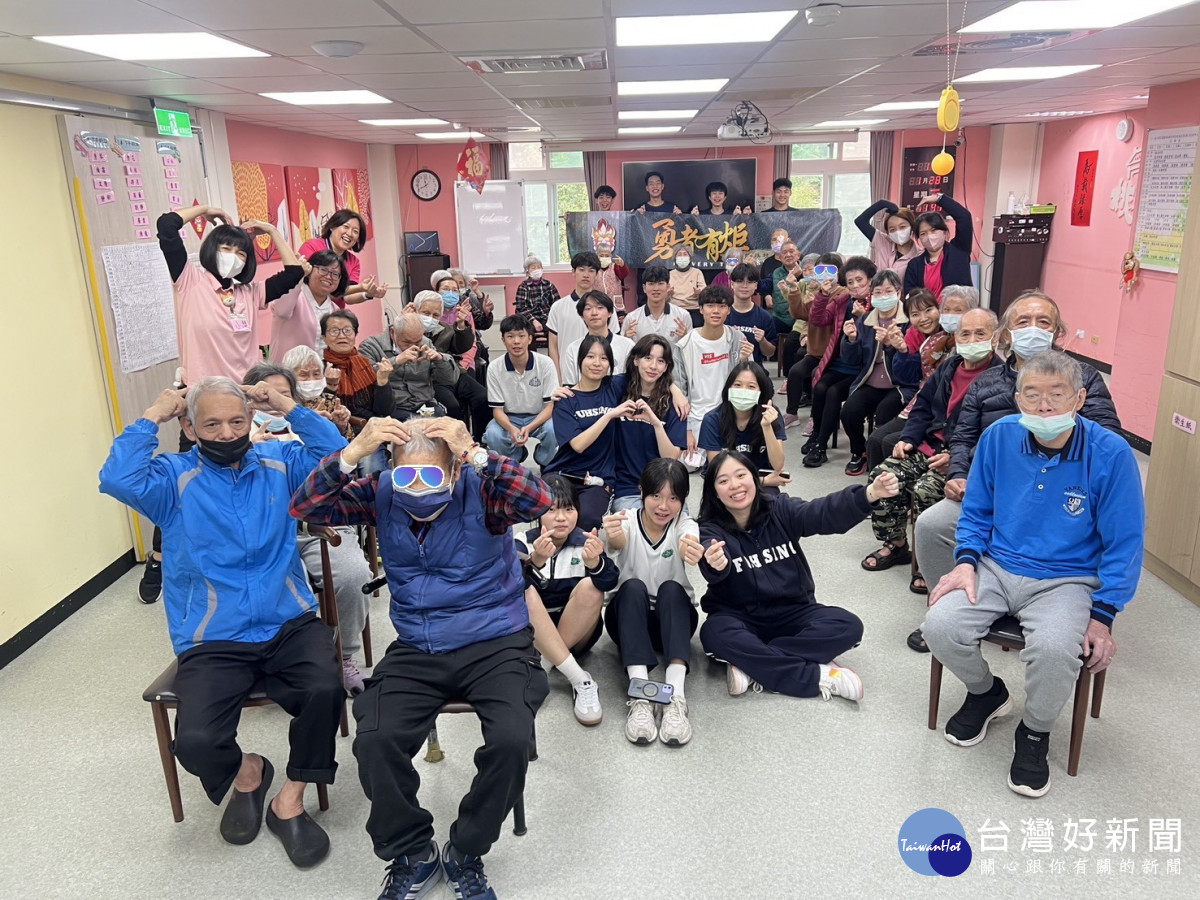 桃喜居日照中心長輩與勇者有炬志工合影留念,展現世代交流的溫馨時刻