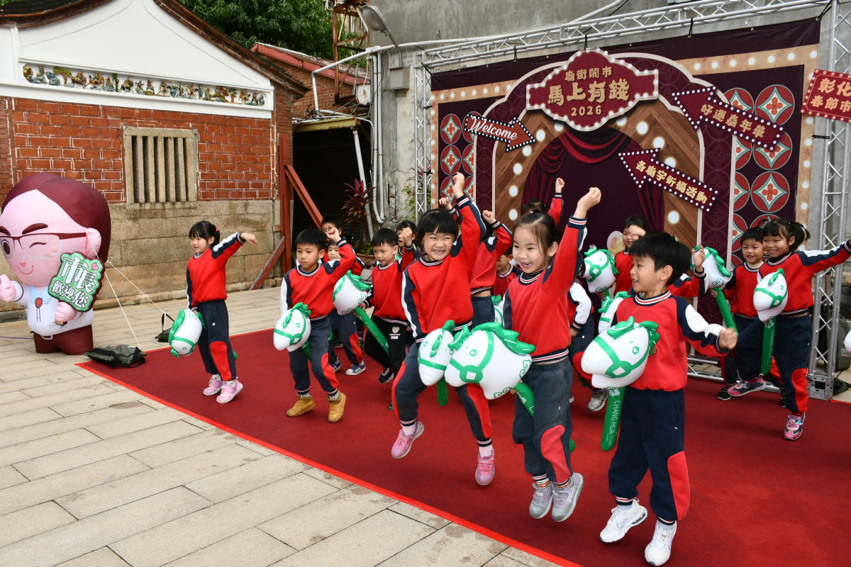 小朋友歡喜騎小木馬造型的提燈為春節市集熱身。圖／彰化市公所提供