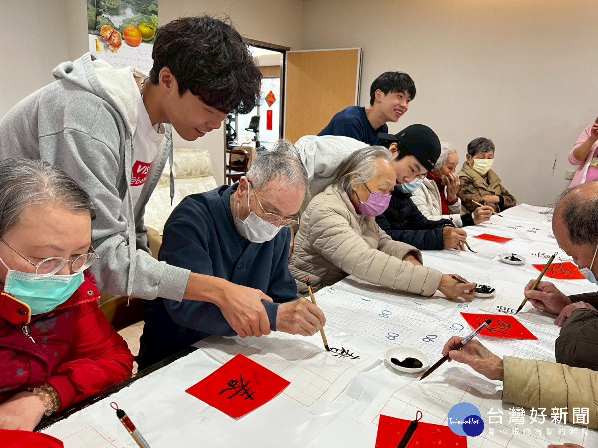 勇者有炬志工陪伴長輩書寫毛筆字,透過書法創作增進互動與情感連結