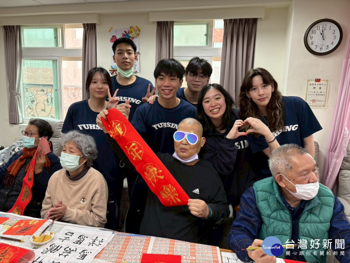 彩虹居日照中心長輩在青年志工帶動下參與互動遊戲,現場笑聲不斷、氣氛熱絡