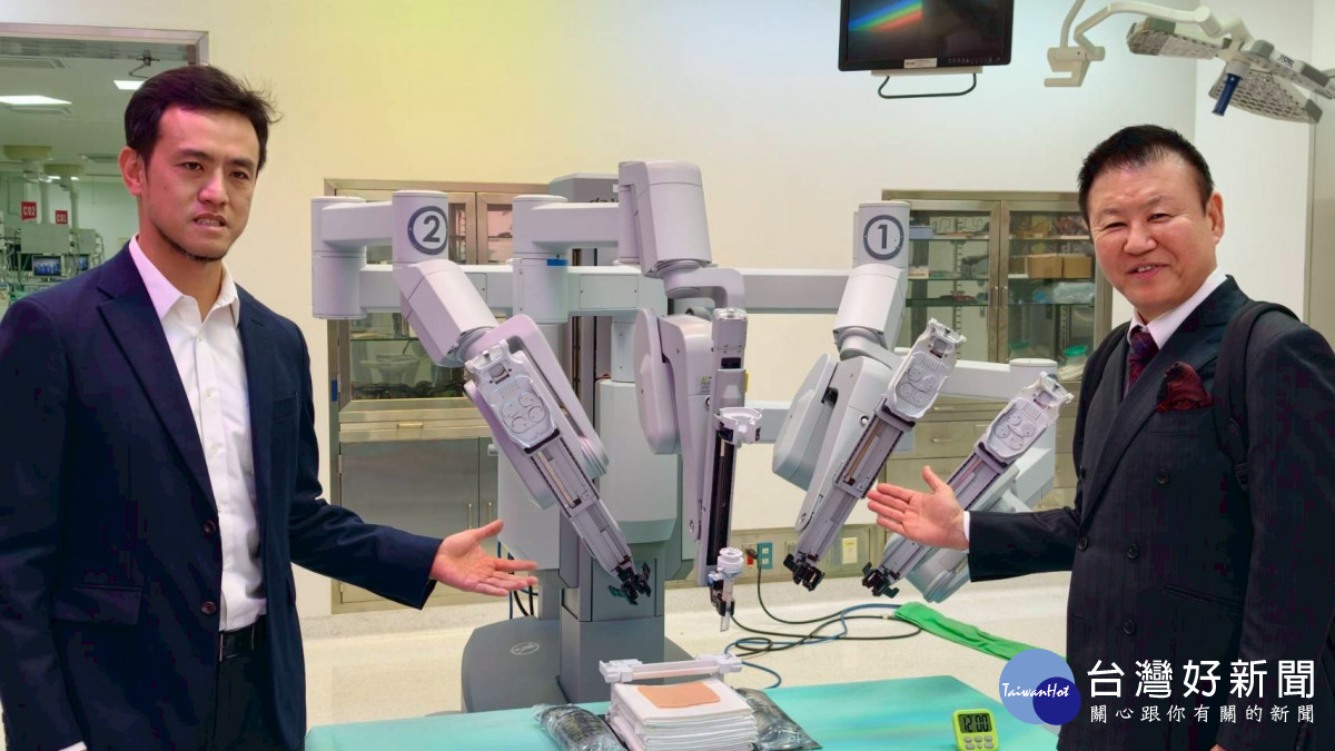 秀傳黃士維總院長（左）跟日本PATH集團會長松尾孝之（右）介紹達文西手術系統。圖／秀傳醫院提供