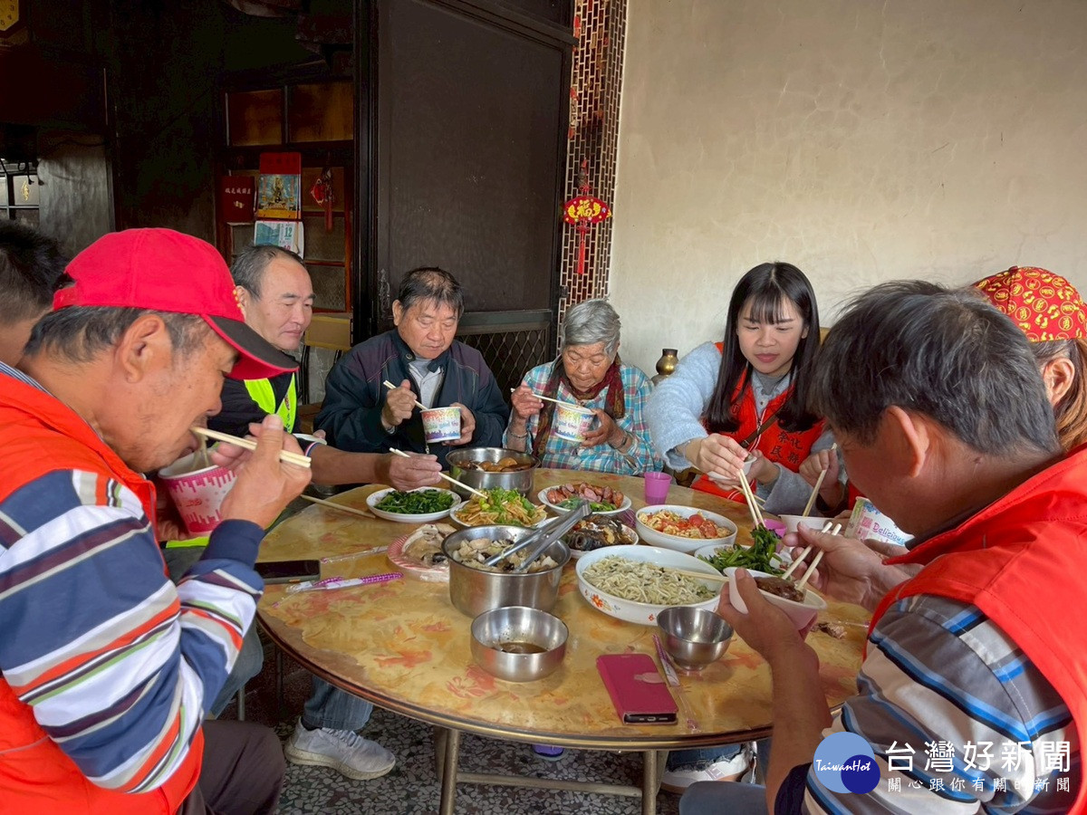 彰化縣榮服處到宅陪伴圍爐   讓長輩不再孤單