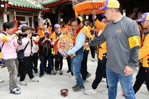 南瑤宮管理人林世賢市長恭迎開基三媽神尊踏火返南瑤宮。圖／彰化市公所提供