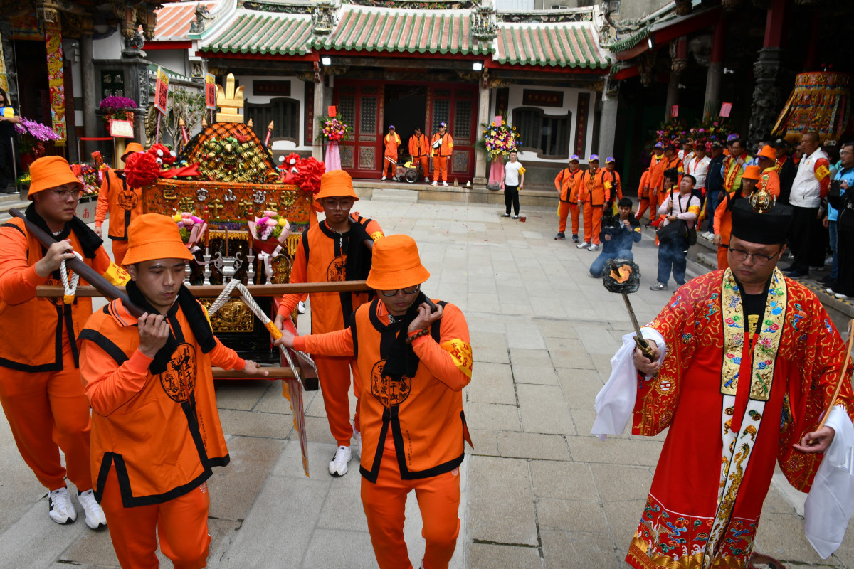 廟門開啟後在法師引領下開路先鋒彰山宮池府王爺鑾轎先在宮內踏五方地理。圖/彰化市公所提供