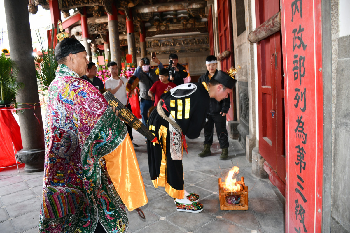 開廟開廟門薊法師先在南瑤宮內進行除煞儀式_門薊法師先在南瑤宮內進行除煞儀式。圖彰化市公所提供