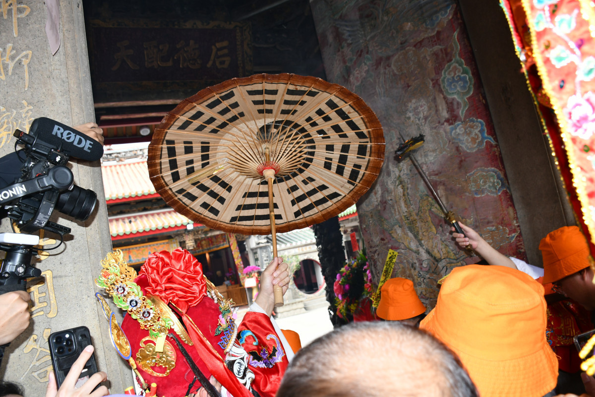 扮成鍾馗的法師(持八卦傘者)正式開廟門。圖/彰化市公所提供