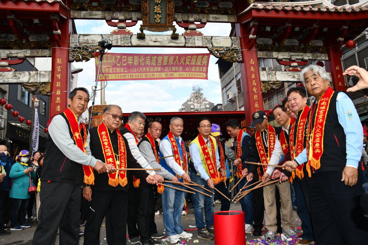 南瑤宮重修完竣入火安座慶典起駕遶境點起馬炮。圖/彰化市公所提供