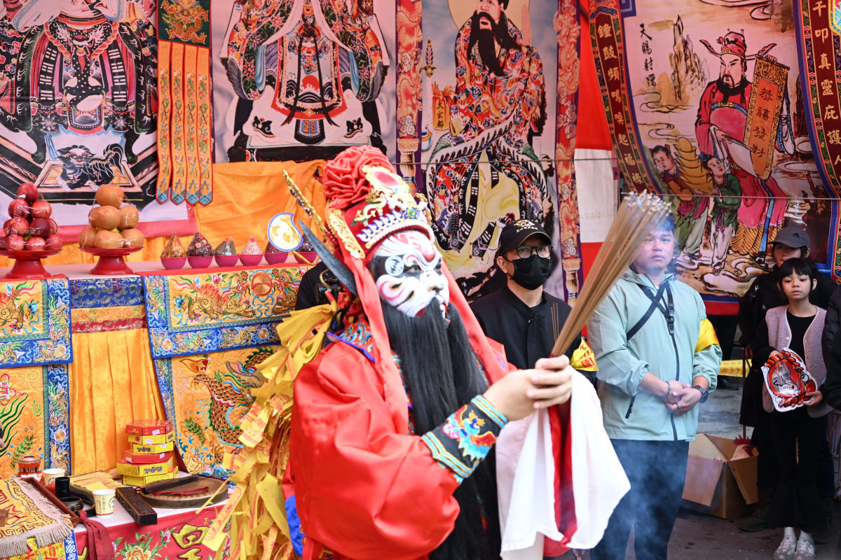 扮成鍾馗的法師主持下正式打開整修已兩年多的南瑤宮廟門。圖／彰化市公所提供