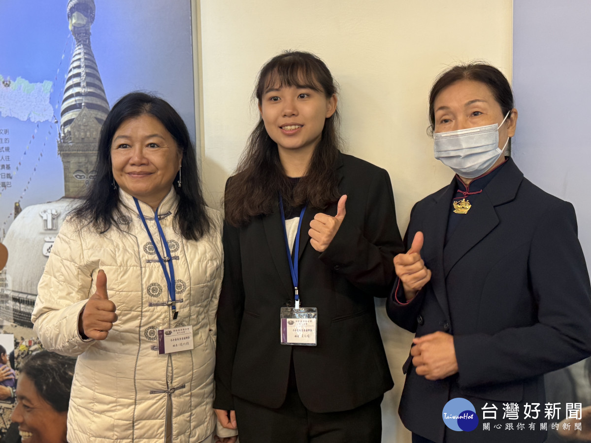 就讀台大醫學系的黃冠樺（中），憑藉努力向學獲得總統教育獎肯定。如今，她將感恩化為行動，投入偏鄉義診與志工服務。圖／記者鄧富珍攝