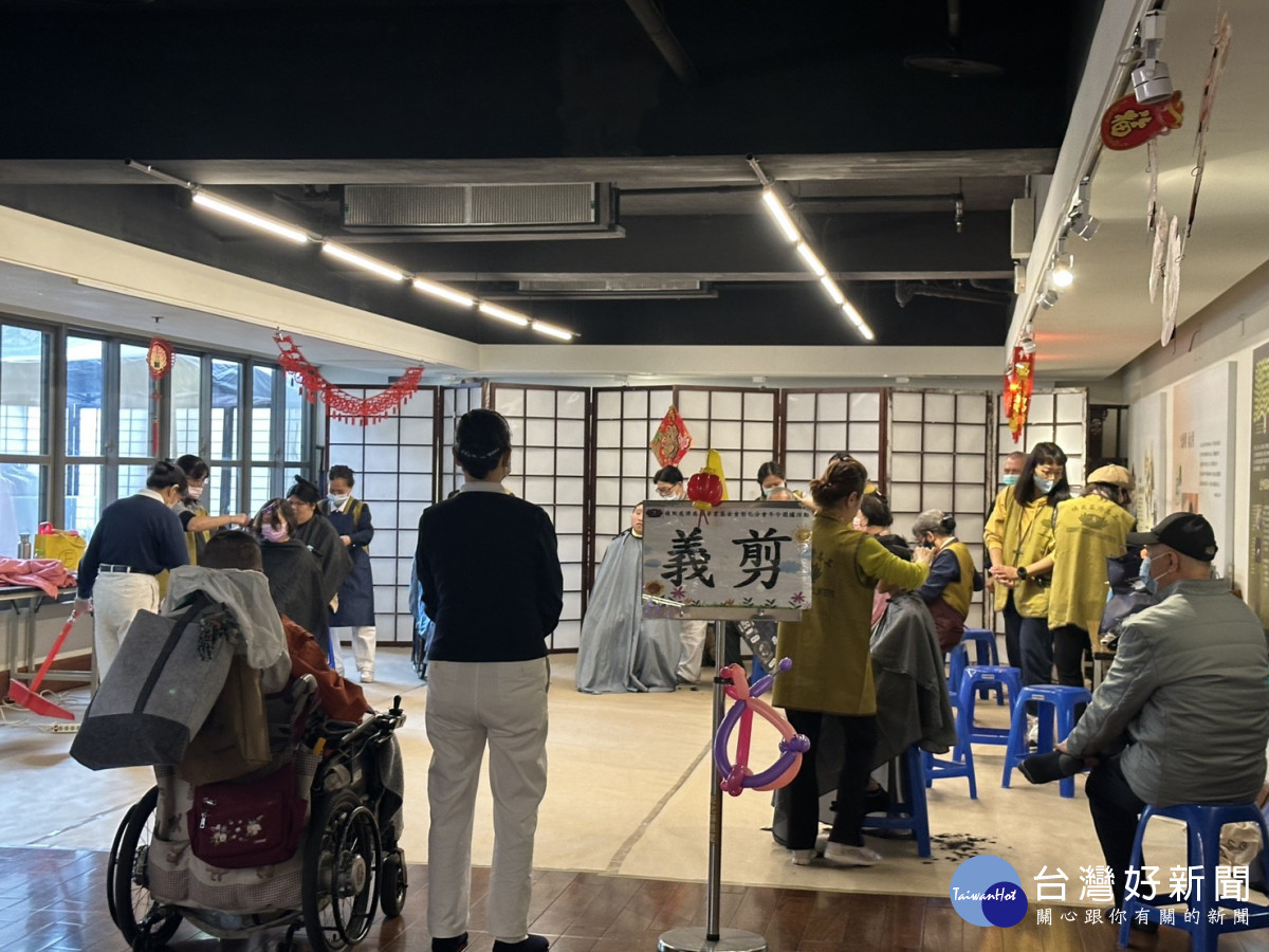 一桌團圓飯的力量，彰化慈濟歲末圍爐翻轉人生。圖／記者鄧富珍攝