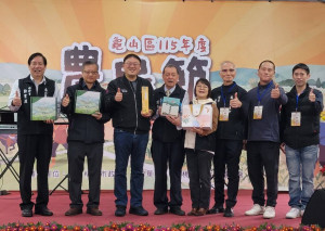 農業局長陳冠義出席頒獎項肯定農友的付出與卓越成就。