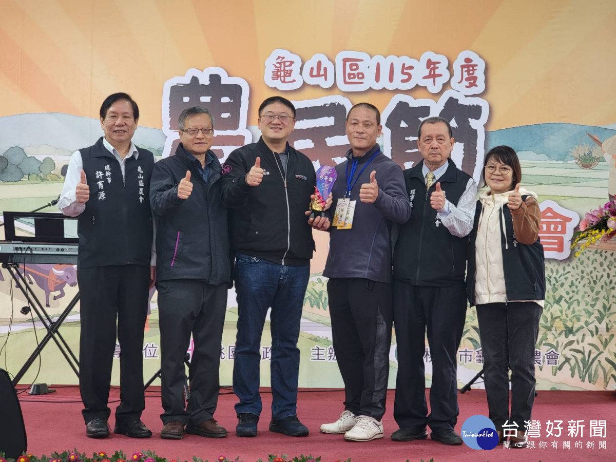 農業局長陳冠義出席頒獎項肯定農友的付出與卓越成就。