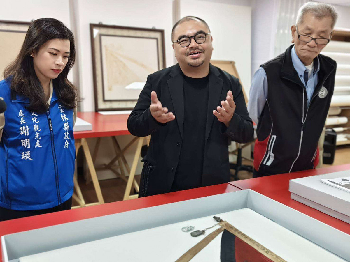 《北港進香》作者黃偉強暨進香旗修復師侯宗延,分享修復三面進香旗過程的相關經驗/縣府提供