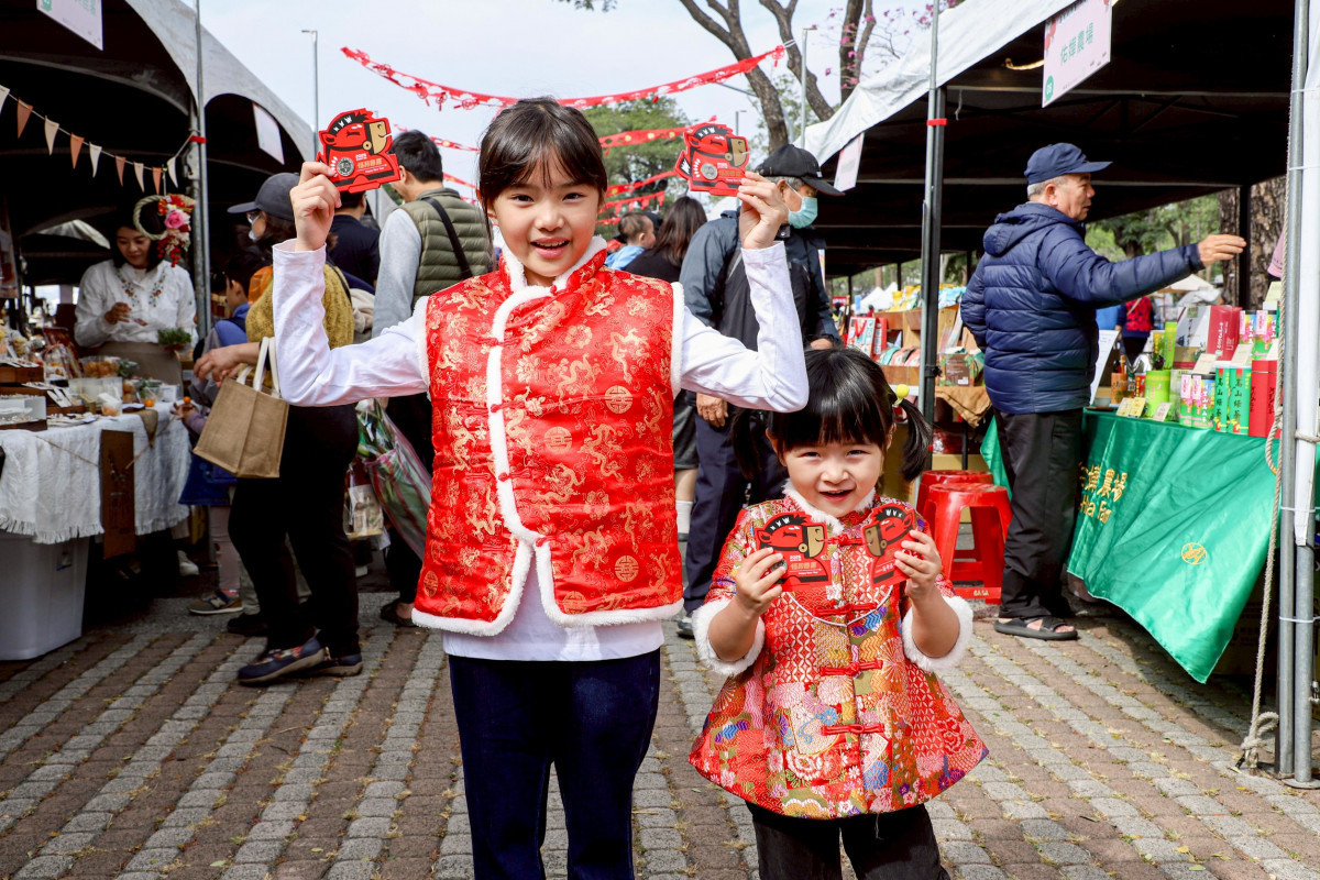 縣長翁章梁今（31）日來到市集與書法大師楊貴真一同揮毫寫春聯，並發放馬年小紅包／縣府提供