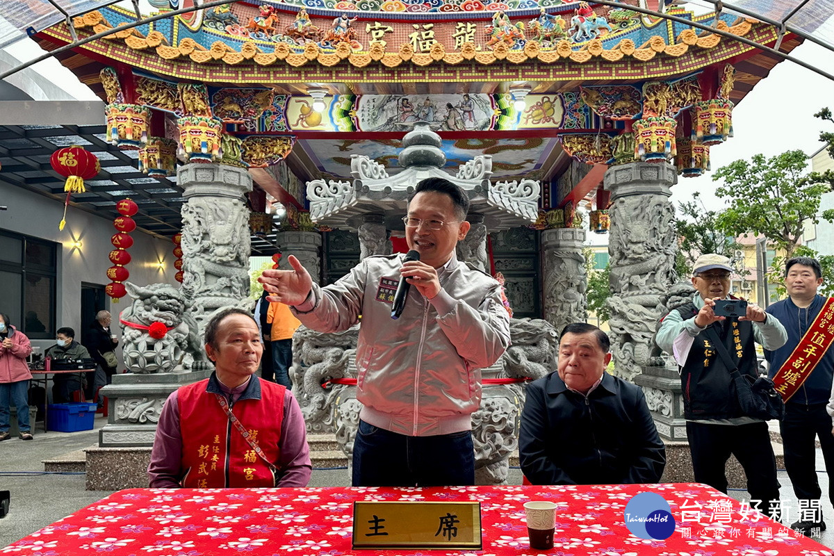 桃園市副市長蘇俊賓於「中壢龍福宮遷建落成暨福德正神登龕盛典」中致詞。<br />
