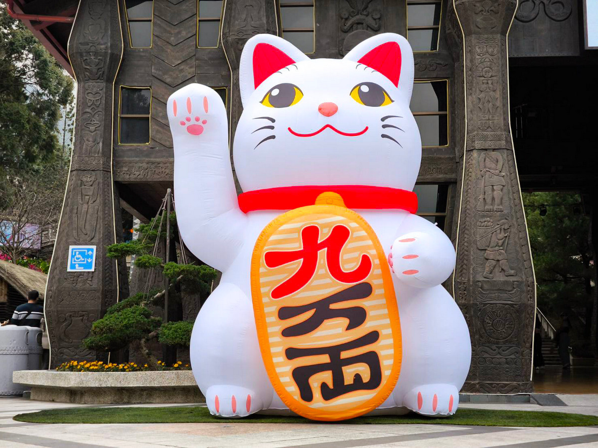 巨大招財貓「九萬兩」登場。(九族提供)