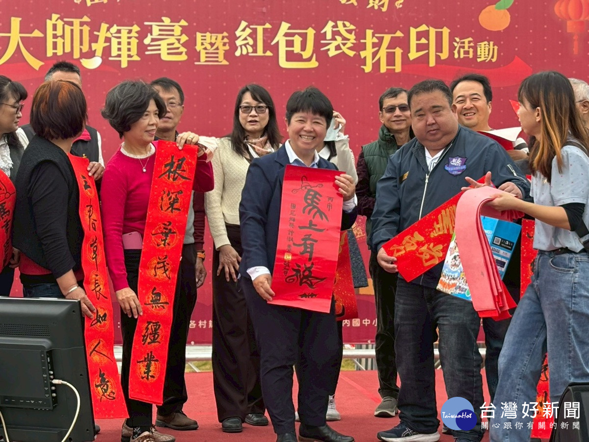 田尾鄉舉辦馬上發財~大師揮毫 讓怡心園充滿了過年熱鬧滾滾的氛圍