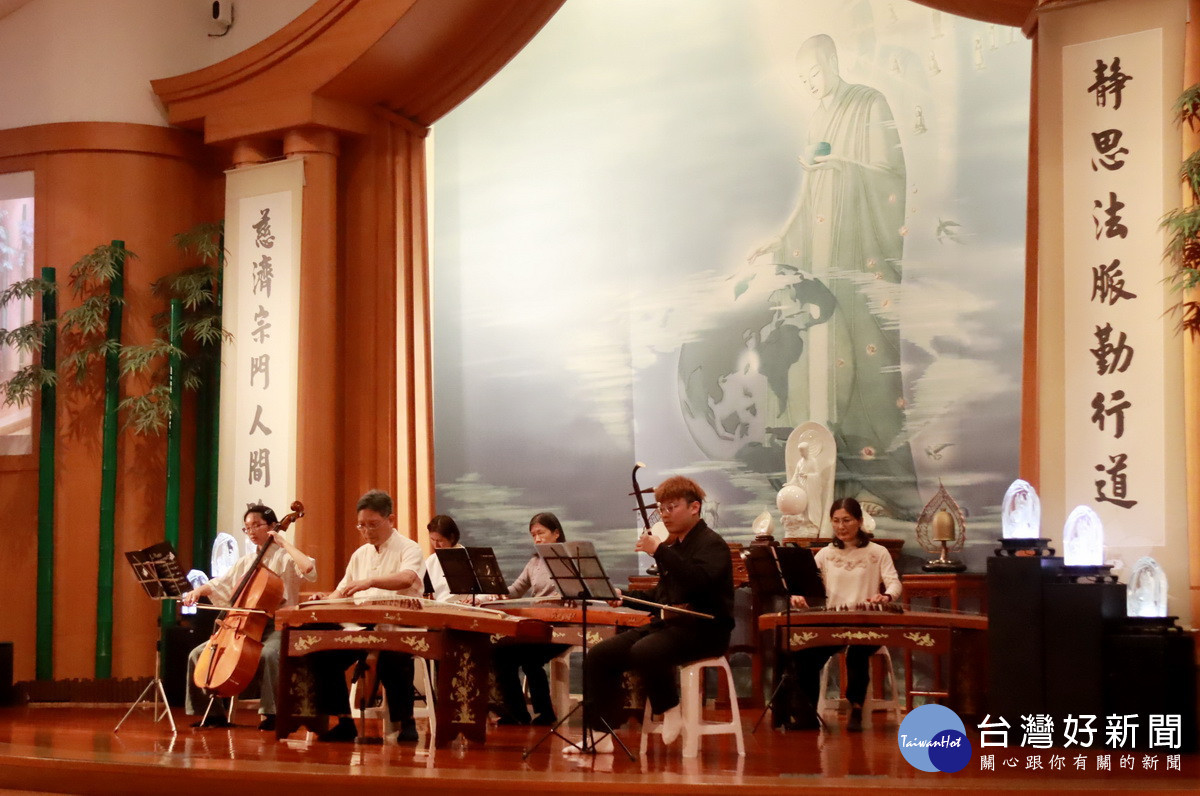 活動中有古箏樂團的演奏。(記者扶小萍攝)