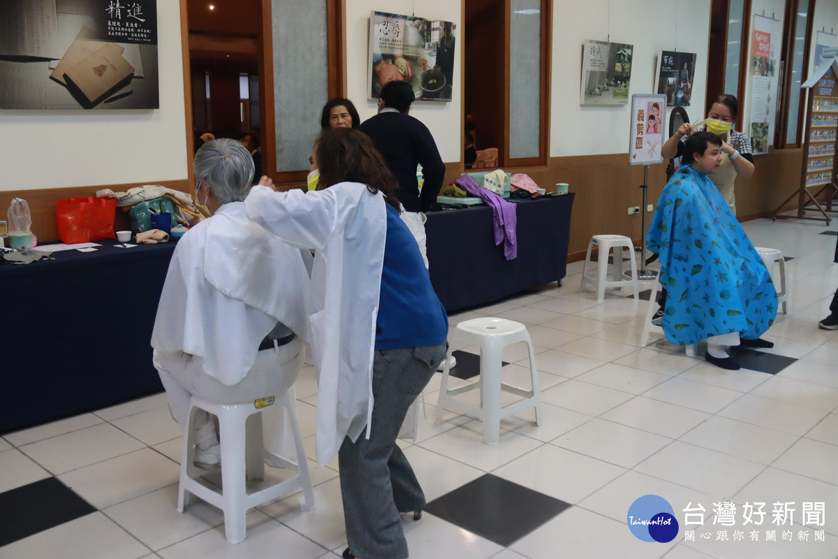 會場有義剪、春聯區、健康諮詢站等多元服務。(記者扶小萍攝)<br />