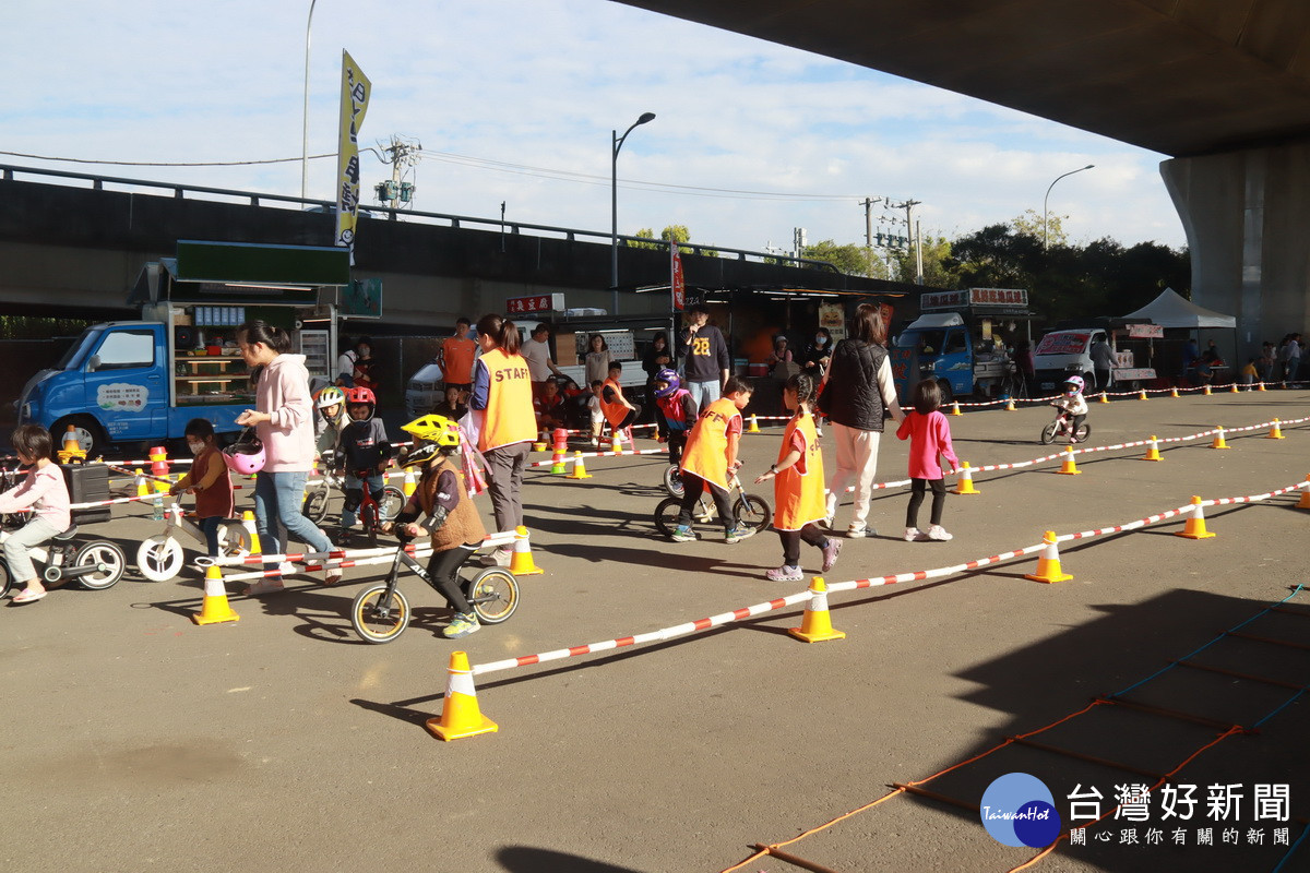 兒童滑步車受到小朋友超愛。(記者扶小萍攝)