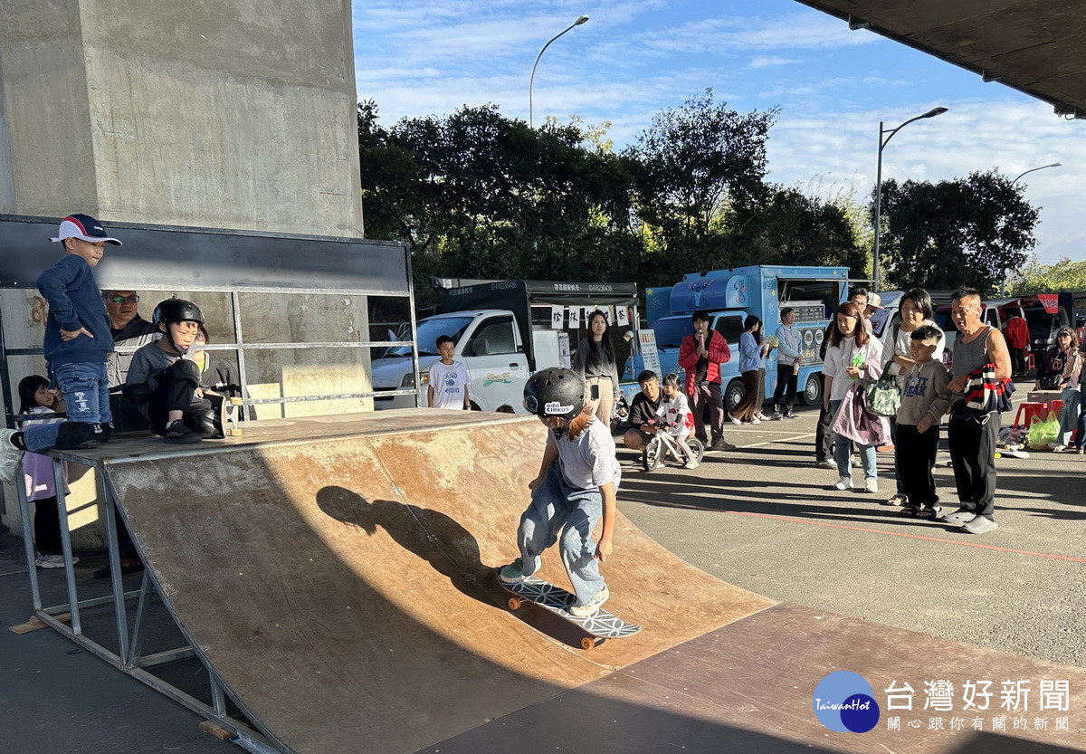 許多大小選手紛紛展示身手,動作俐落又酷。(記者扶小萍攝)