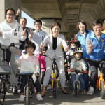 許縣長張市長與幼童一同滑步車體驗。（南投市公所提供）