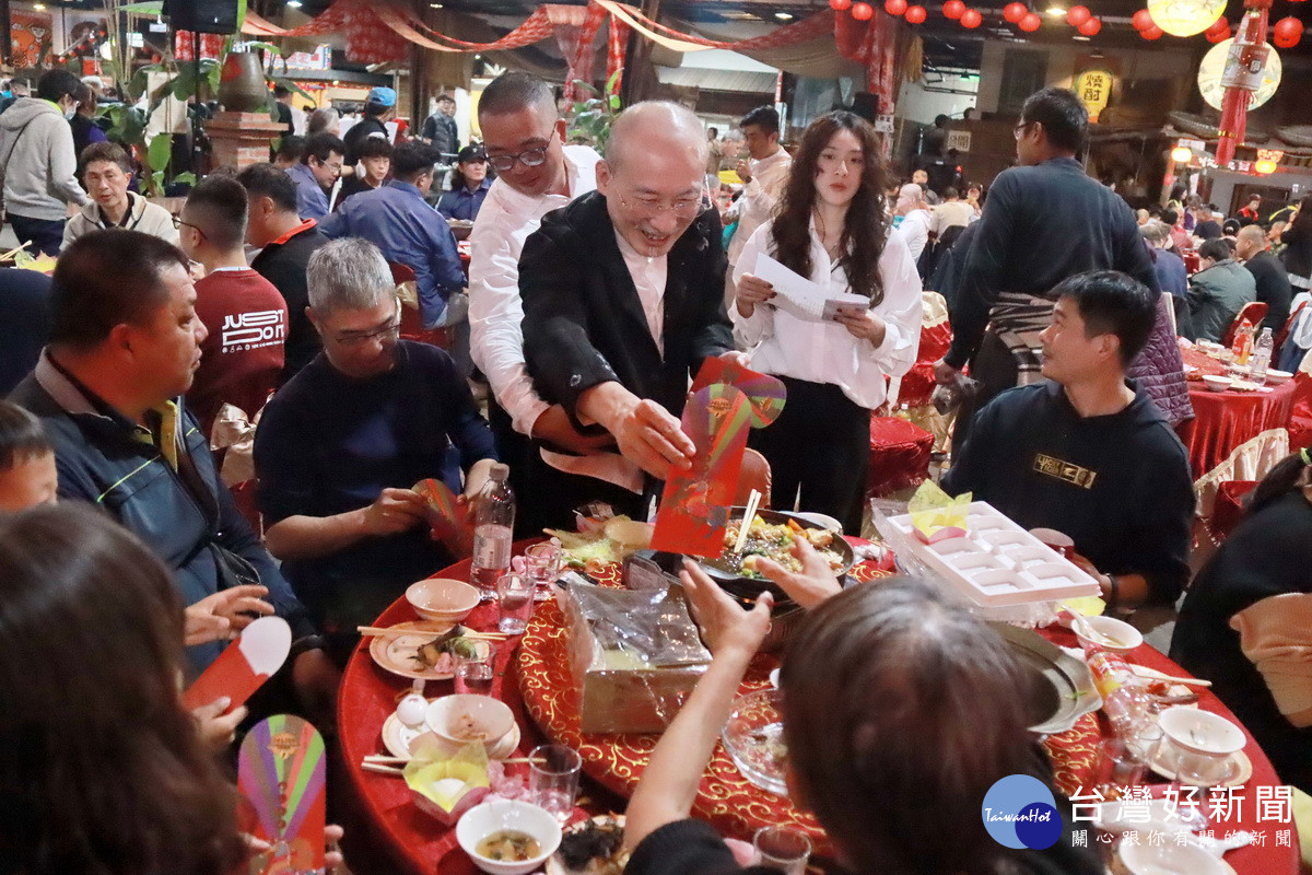 江董事長贈送紅包祝福大家新年快樂。(記者扶小萍攝)