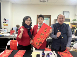 兩位書法老師寫下馬年祝賀春聯，大師揮毫果真不同凡響。