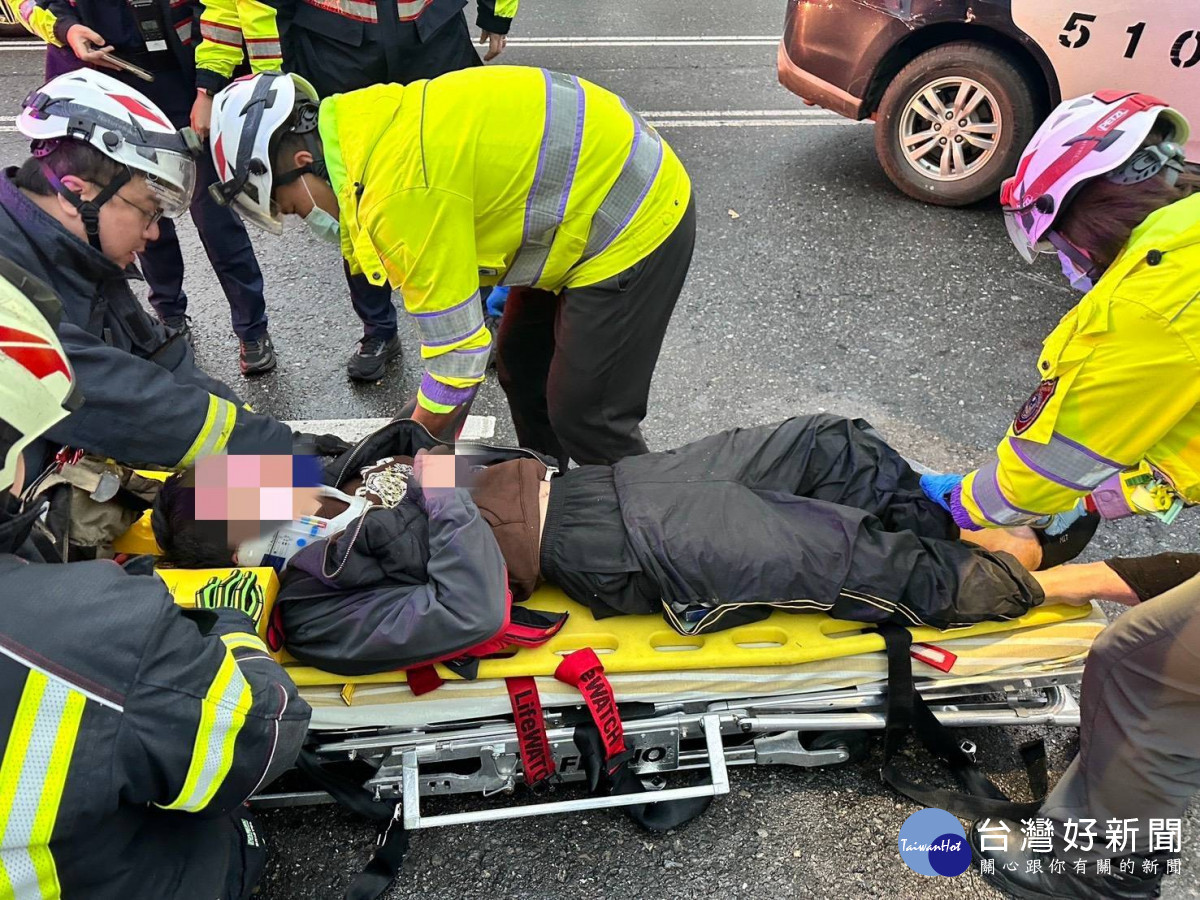 警消破窗救人戒護送醫。