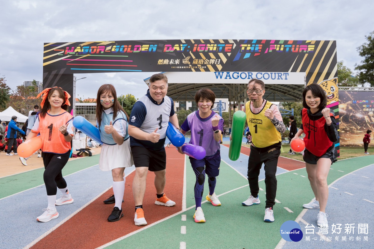 校際大隊接力由各校區校長擔任第一棒，與教職員共同接力展現合作默契。