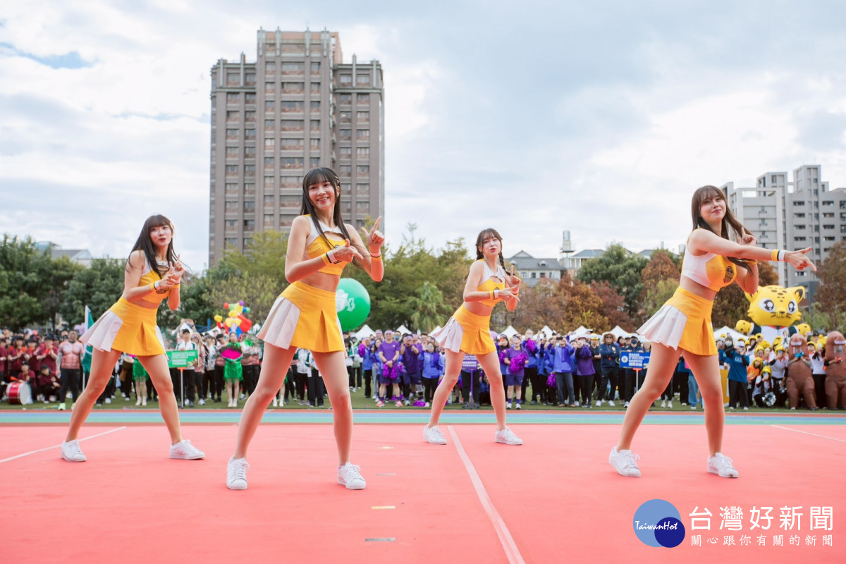 中信兄弟啦啦隊成員熱舞開場炒熱氣氛，為活動增添亮點。
