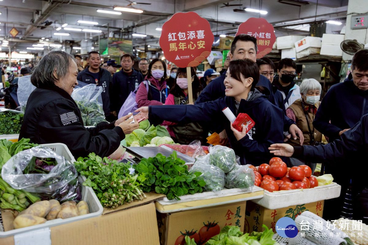 市長高虹安與北門市場攤商民眾暖心互動。